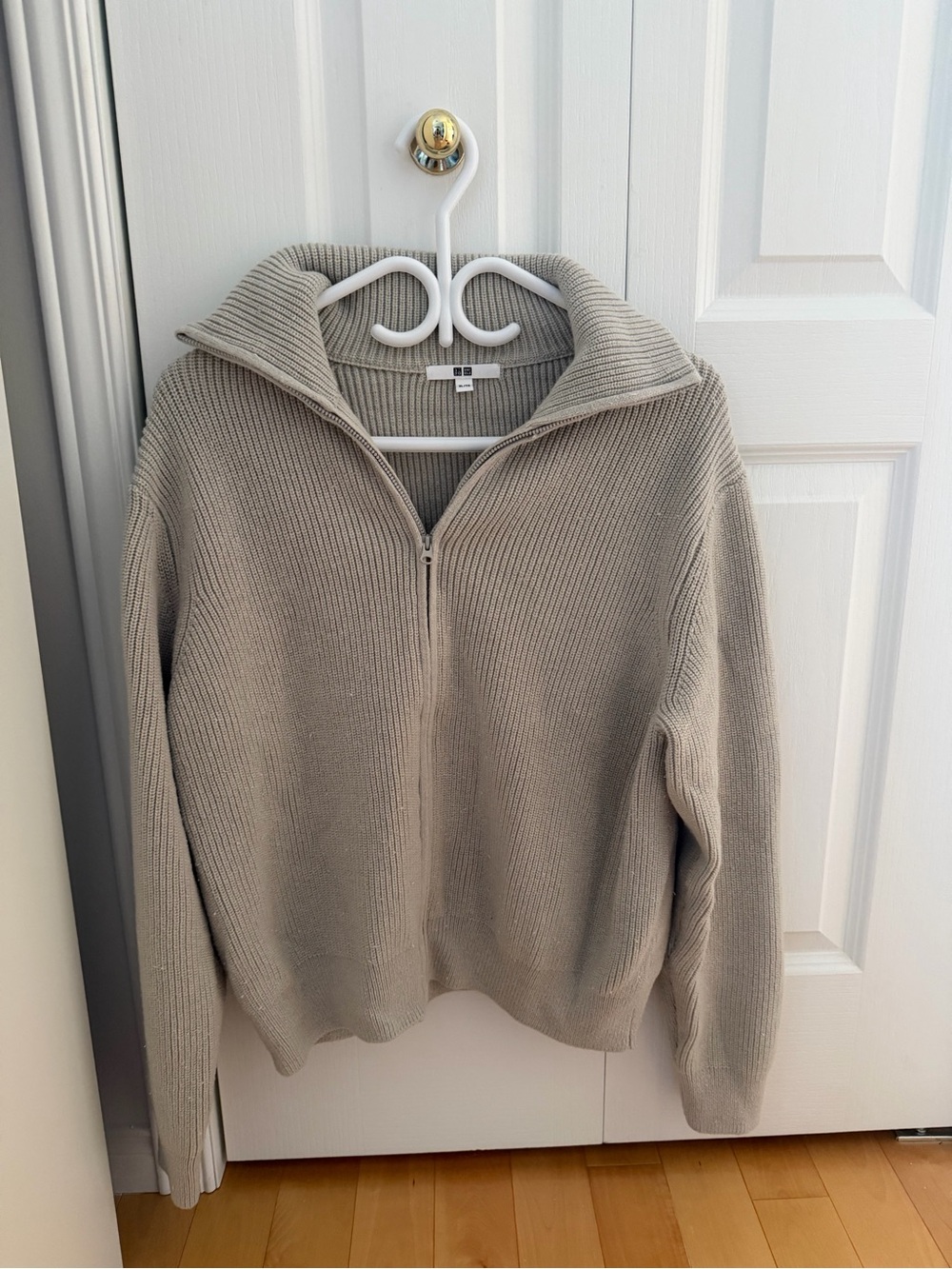 Uniqlo Off-the-Shoulder Ribbed Sweater in Light Gray